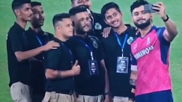 IPL 2025 : सेल्फी काढायला आलेल्या फॅन्ससोबत रियान पराग अत्यंत चुकीचा वागला, पाहा VIDEO