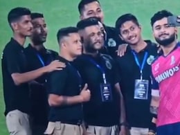 IPL 2025 : सेल्फी काढायला आलेल्या फॅन्ससोबत रियान पराग अत्यंत चुकीचा वागला, पाहा VIDEO IPL 2025 : सेल्फी काढायला आलेल्या फॅन्ससोबत रियान पराग अत्यंत चुकीचा वागला, पाहा VIDEO