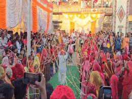 Rajasthan: पाली के इस गांव में महिलाओं की भीड़ ने की पुरुषों की पिटाई, इस अनोखे नजारे को देखने उमड़े ग्रामीण Rajasthan: पाली के इस गांव में महिलाओं की भीड़ ने की पुरुषों की पिटाई, इस अनोखे नजारे को देखने उमड़े ग्रामीण