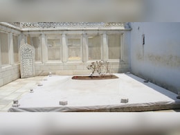 Aurangzeb's Unremarkable Tomb Sparks A Massive Storm Aurangzeb's Unremarkable Tomb Sparks A Massive Storm