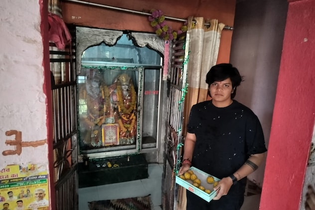 शेफाली वर्मा ने अपने पैतृक गांव में मंदिर में पूजा की शेफाली वर्मा ने अपने पैतृक गांव में मंदिर में पूजा की