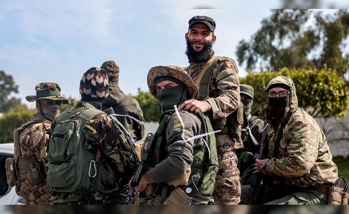 सीरिया की नई सरकार के सुरक्षाकर्मियों पर ही हिंसा के आरोप हैं सीरिया की नई सरकार के सुरक्षाकर्मियों पर ही हिंसा के आरोप हैं