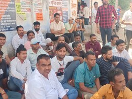 कोटपूतली-बहरोड़: भारी वाहन की आवाजाही रोकने के लिए विरोध प्रदर्शन, टोल बचाने के लिए गांव से जाते हैं वाहन कोटपूतली-बहरोड़: भारी वाहन की आवाजाही रोकने के लिए विरोध प्रदर्शन, टोल बचाने के लिए गांव से जाते हैं वाहन