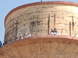 जैतसर में बैंक खाताधारी पानी टंकी पर चढ़े, सहकारी समिति और मिनी बैंक में करोड़ों के घोटाले का आरोप