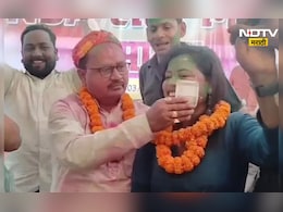 Viral video: अश्लील डान्स, महिलेच्या गालावर नोट ही चिटकवली, 'आमदार'साहेबांचा कारनामा आला समोर