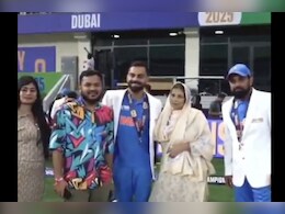 VIDEO: विराट कोहली ने जीता दिल...स्टेडियम में छुए मोहम्मद शमी की मां के पैर