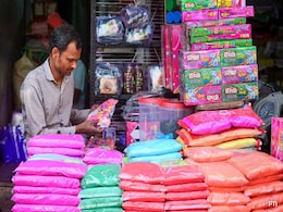 होली को लेकर सजे बाजार, देश भर में 60 हजार करोड़ से ज्यादा के कारोबार की उम्मीद होली को लेकर सजे बाजार, देश भर में 60 हजार करोड़ से ज्यादा के कारोबार की उम्मीद