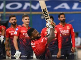 RCB Unboxing: स्टेडियम से बाहर MG रोड पर जाकर गिरी गेंद, रोमारियो शेफर्ड ने लगाया गगनचुंबी छक्का, कोहली भी नहीं कर पाए यकीन : VIDEO RCB Unboxing: स्टेडियम से बाहर MG रोड पर जाकर गिरी गेंद, रोमारियो शेफर्ड ने लगाया गगनचुंबी छक्का, कोहली भी नहीं कर पाए यकीन : VIDEO