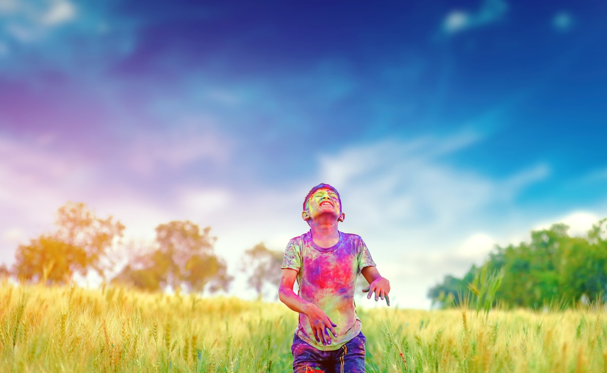 Не е почитател на претъпкани улици силна музика и цветни