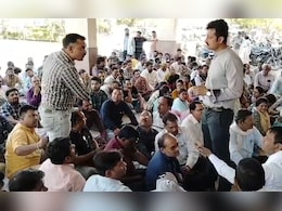 अपना दुखड़ा लेकर धरने पर बैठे अशोकनगर के पटवारी, 6 माह से नहीं मिली छुट्टी, अब इस बात पर अड़े