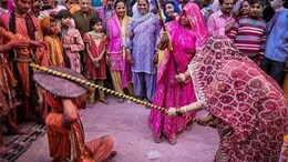 ब्रज में खेली जाती है लट्ठमार होली, देश-विदेश से देखने आते हैं श्रद्धालु और पर्यटक; जानें कैसे शुरू हुई परंपरा &nbsp;