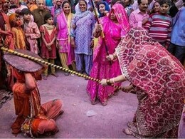 ब्रज में खेली जाती है लट्ठमार होली, देश-विदेश से देखने आते हैं श्रद्धालु और पर्यटक; जानें कैसे शुरू हुई परंपरा  