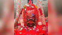 Holi in Mahakal Temple: होली के रंग में सराबोर हुए बाबा महाकाल, भस्म आरती में बाबा संग पुजारियों ने खेली होली, देखें तस्वीरें