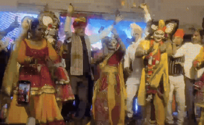 Video: अग्रवाल समाज के मंच पर दिखा किरोड़ी लाल मीणा का अनोखा अंदाज, राधा-कृष्ण के साथ जमकर थिरके