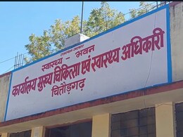 Rajasthan: 10वीं और 12वीं पास झोलाछाप कर रहे गांवों में लोगों का इलाज, तलाशी में मिला दवाइयों का जखीरा  Rajasthan: 10वीं और 12वीं पास झोलाछाप कर रहे गांवों में लोगों का इलाज, तलाशी में मिला दवाइयों का जखीरा