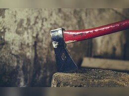 Crime  : औरत बनी औरत की दुश्मन, शौच के लिए निकली महिला का कुल्हाड़ी से किया कत्ल