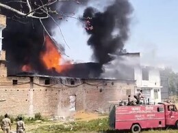 Tikamgarh: ऑयल रिफाइनरी में लगी भीषण आग, काबू पाने के लिए कम पड़ गई पूरे जिले की दमकल गाड़ियां Tikamgarh: ऑयल रिफाइनरी में लगी भीषण आग, काबू पाने के लिए कम पड़ गई पूरे जिले की दमकल गाड़ियां