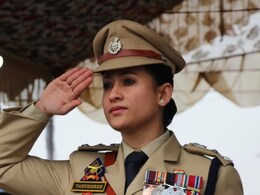 Success Story: शादी के बाद घर संभालते हुए पास की UPSC की परीक्षा, ऐसे बनीं IPS ऑफिसर Success Story: शादी के बाद घर संभालते हुए पास की UPSC की परीक्षा, ऐसे बनीं IPS ऑफिसर