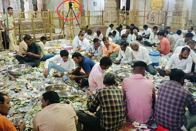 कैमरों की निगरानी में होती है गिनती कैमरों की निगरानी में होती है गिनती