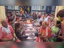 Happy Holi 2025: ढोल और चंग की धाप पर गूंजे होली के गीत, करौली में भगवान मदनमोहन के मंदिर से हुई पर्व की शुरुआत Happy Holi 2025: ढोल और चंग की धाप पर गूंजे होली के गीत, करौली में भगवान मदनमोहन के मंदिर से हुई पर्व की शुरुआत