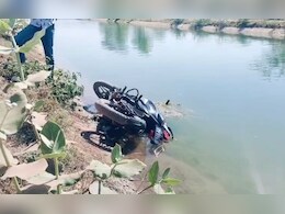 बाइक सहित नहर में डूबे दो छात्रों की मौत, बचाने उतरे दो दोस्तों की हालत गंभीर बाइक सहित नहर में डूबे दो छात्रों की मौत, बचाने उतरे दो दोस्तों की हालत गंभीर