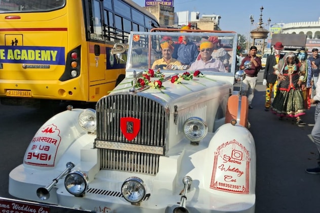 विंटेज कार भी शामिल हुई