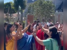 भाई की शादी में साई पल्लवी ने जमकर किया डांस, सादगी के कायल हुए फैंस, बोले- ये होती है हीरोइन भाई की शादी में साई पल्लवी ने जमकर किया डांस, सादगी के कायल हुए फैंस, बोले- ये होती है हीरोइन