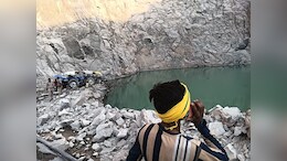 पानी से भरे खदान में समा गई ट्रक ड्राइवर की ज़िंदगी, सच और शव की तलाश में पुलिस