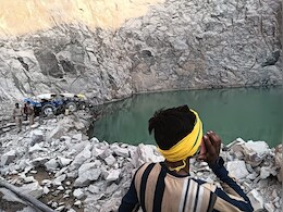 पानी से भरे खदान में समा गई ट्रक ड्राइवर की ज़िंदगी, सच और शव की तलाश में पुलिस पानी से भरे खदान में समा गई ट्रक ड्राइवर की ज़िंदगी, सच और शव की तलाश में पुलिस