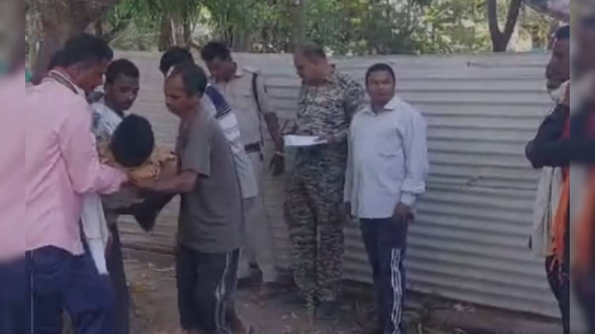 कोंडागांव में पेड़ पर लटकता मिला ट्रैफिक पुलिस के जवान का शव, हत्या या  आत्महत्या? पुलिस कर रही जांच | Kondagaon traffic policeman committed  suicide hanging Police Investigations