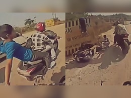 स्कूटी पर खतरनाक खेल का वीडियो वायरल, देख लोग बोले- हड्डियां टूटे तो टूटे पर नवाबी न घटे स्कूटी पर खतरनाक खेल का वीडियो वायरल, देख लोग बोले- हड्डियां टूटे तो टूटे पर नवाबी न घटे