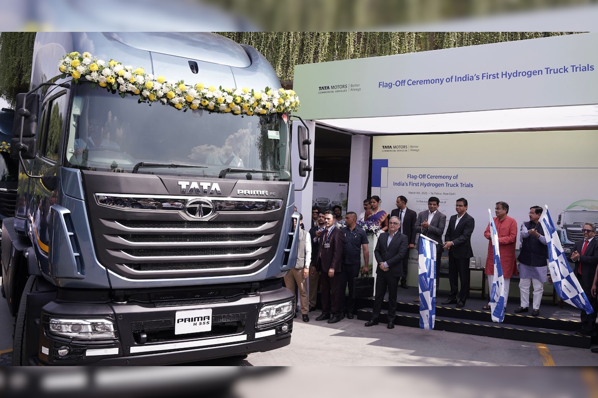 In Frame:  Shri Nitin Gadkari, Hon'ble Union Minister of Road Transport & Highways, Shri Pralhad Joshi, Hon'ble Union Minister of New and Renewable Energy along with Mr. Girish Wagh, Executive Director, Tata Motors In Frame:  Shri Nitin Gadkari, Hon'ble Union Minister of Road Transport & Highways, Shri Pralhad Joshi, Hon'ble Union Minister of New and Renewable Energy along with Mr. Girish Wagh, Executive Director, Tata Motors