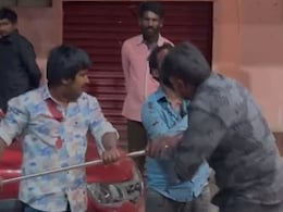 कर्नाटक में 500 रुपये को लेकर ऑटो चालकों में झगड़ा, एक-दूसरे पर रॉड से किया हमला कर्नाटक में 500 रुपये को लेकर ऑटो चालकों में झगड़ा, एक-दूसरे पर रॉड से किया हमला