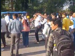 राजस्थान पुलिस बनी फरिश्ता, बेटी के साथ घर जा रहे पिता को हुई खून की उल्टियां; पुलिसकर्मियों ने सीपीआर देकर बचाई जान राजस्थान पुलिस बनी फरिश्ता, बेटी के साथ घर जा रहे पिता को हुई खून की उल्टियां; पुलिसकर्मियों ने सीपीआर देकर बचाई जान