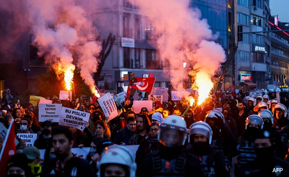 ইস্তাম্বুলের মেয়রকে গ্রেপ্তারের পরে, টার্কিয়ে রুকাস, অনেক শহরে বিক্ষোভ, হেফাজতে এক হাজারেরও বেশি লোক ইস্তাম্বুলের মেয়রকে গ্রেপ্তারের পরে, টার্কিয়ে রুকাস, অনেক শহরে বিক্ষোভ, হেফাজতে এক হাজারেরও বেশি লোক