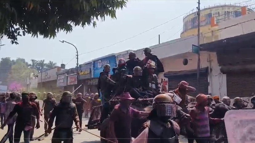 VIDEO: शाहजहांपुर में निकला लाट साहब का जुलूस, भैंसा गाड़ी पर बैठे लाट साहब पर खूब बरसे जूते-चप्पल