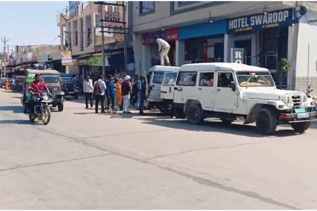 मेहंदीपुर बालाजी मंदिर मार्ग पर सांचलिक प्राइवेट नंबर की जीप.