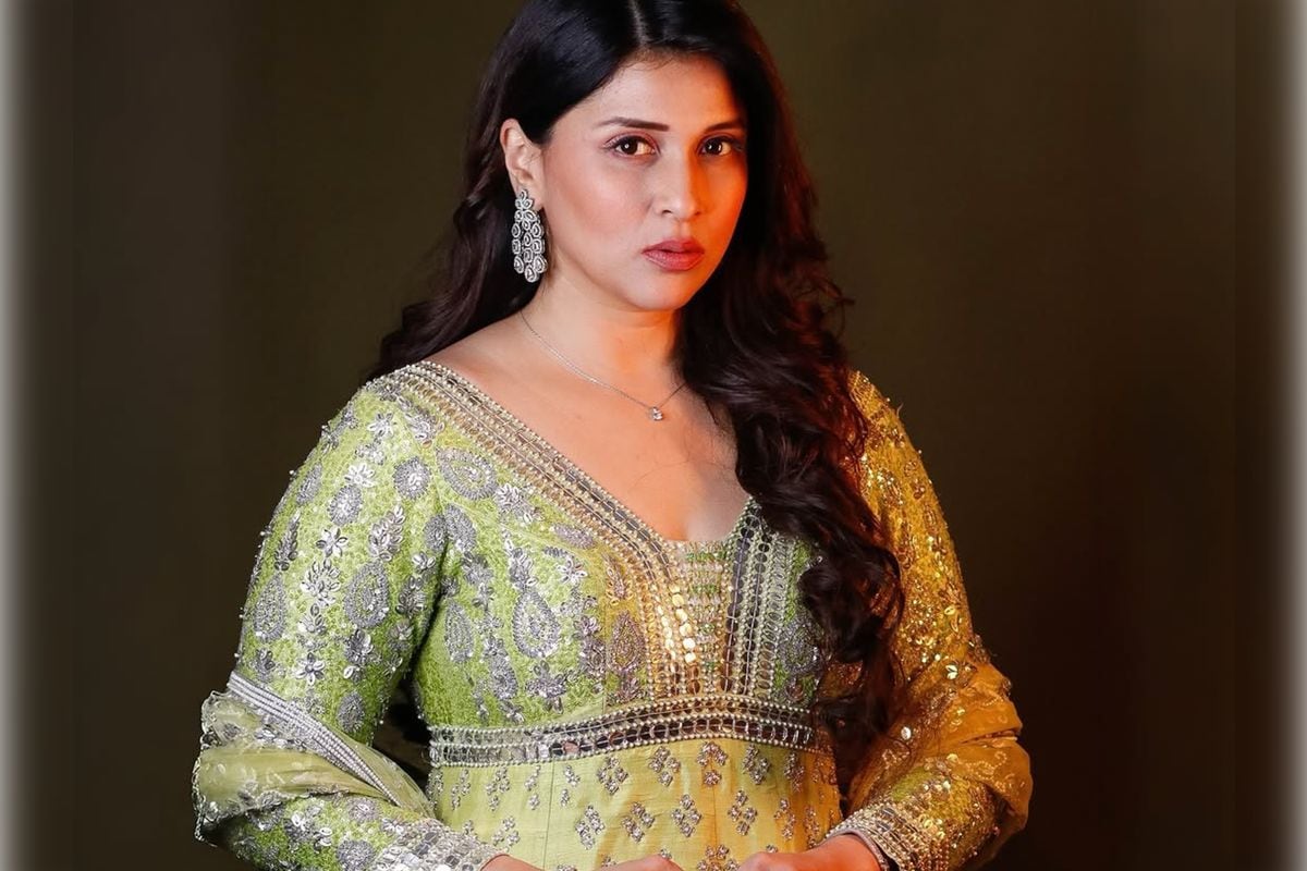 Mannara Chopra Slams Airline For Denying Boarding, Gets Trolled