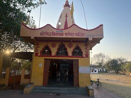 नहीं आई शर्म ! मंदिर में चोरी करते दिखे चोर, लोगों की आहट सुन दुम दबाकर भागे