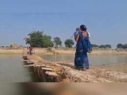 यूपी: श्रावस्ती के इकौना में लोगों को आज भी पुल का इंतजार, आवाजाही के लिए लड़की का पुल ही सहारा
