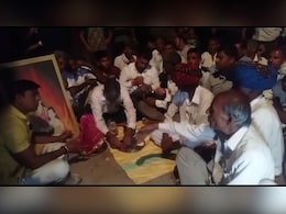 राजस्थान के इस गांव में 70 साल से नहीं हुआ होलिका दहन, चांदी की होली से निभाते हैं अनोखी परंपरा राजस्थान के इस गांव में 70 साल से नहीं हुआ होलिका दहन, चांदी की होली से निभाते हैं अनोखी परंपरा