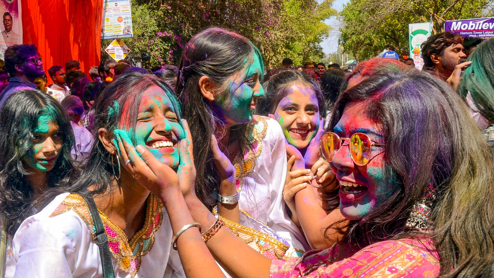 होली की धूम! CM योगी ने फूलों से खेली होली; Vidoes में देखिए देश कैसे मना रहा जश्न