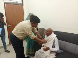 घोर कलयुग ! बूढ़े माँ-बाप को घर से भगाया, SDM की चेतावनी के बाद लाइन पर आए बेटे