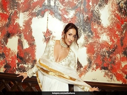 Malaika Arora's White And Gold Surily Goel <i>Lehenga</i> Looks Straight Out Of A Painting Malaika Arora's White And Gold Surily Goel <i>Lehenga</i> Looks Straight Out Of A Painting