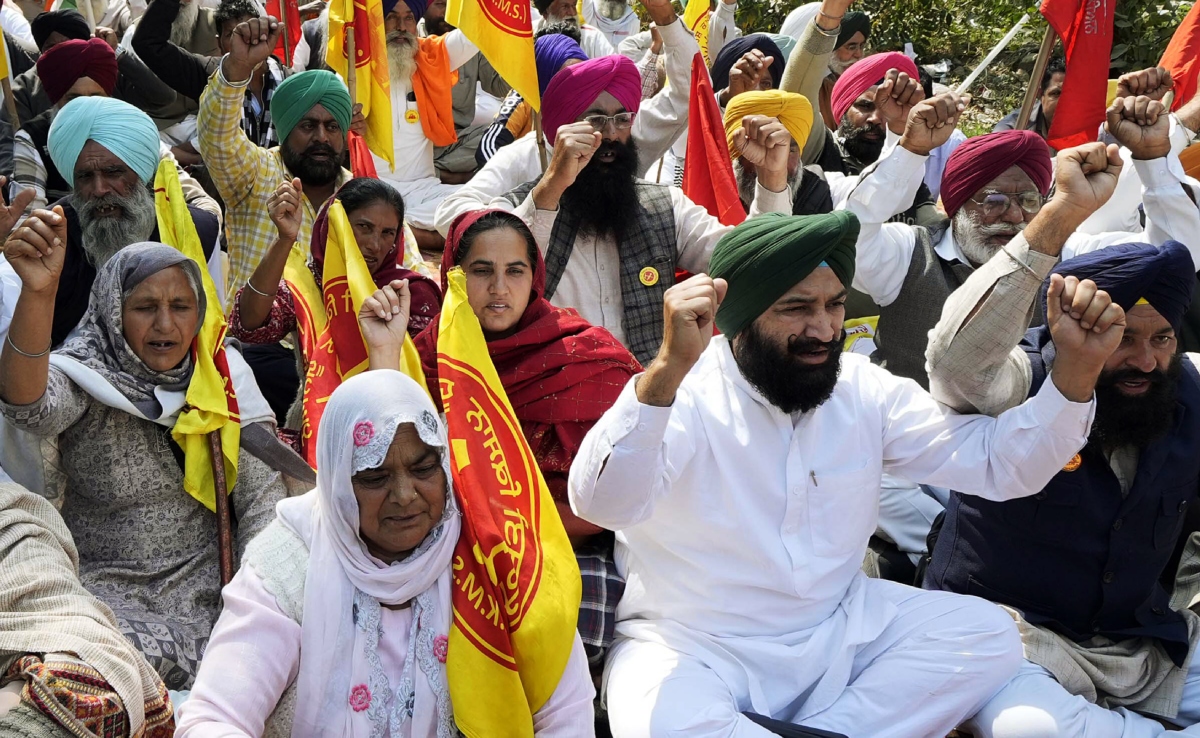 शंभू और खनौरी बॉर्डर पर पुलिसिया कार्रवाई के खिलाफ सड़क पर उतरे किसान, पंजाब-हरियाणा में प्रदर्शन