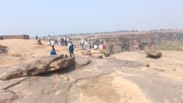 Dead Body in Waterfall: एमपी के सबसे गहरे जलप्रपात में मिली किशोरी की डेड बॉडी, बैग में पड़ा था सुसाइड नोट... कपड़ों से हुई शव की पहचान