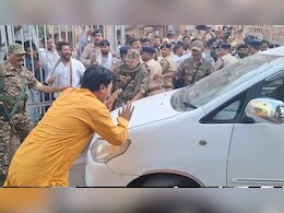 भूपेश बघेल के घर से लौट रही ED की गाड़ियों पर हमला, कांग्रेस कार्यकर्ताओं ने फेंके पत्थर; कार पर चढ़े भूपेश बघेल के घर से लौट रही ED की गाड़ियों पर हमला, कांग्रेस कार्यकर्ताओं ने फेंके पत्थर; कार पर चढ़े