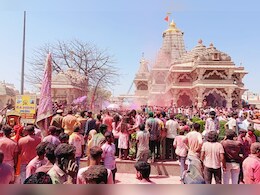 Holi 2025: टोंक में कोड़ा मार तो अजमेर में टमाटर फेंककर खेली गई होली; विदेशी पर्यटक भी रंग में डूबे नजर आए Holi 2025: टोंक में कोड़ा मार तो अजमेर में टमाटर फेंककर खेली गई होली; विदेशी पर्यटक भी रंग में डूबे नजर आए