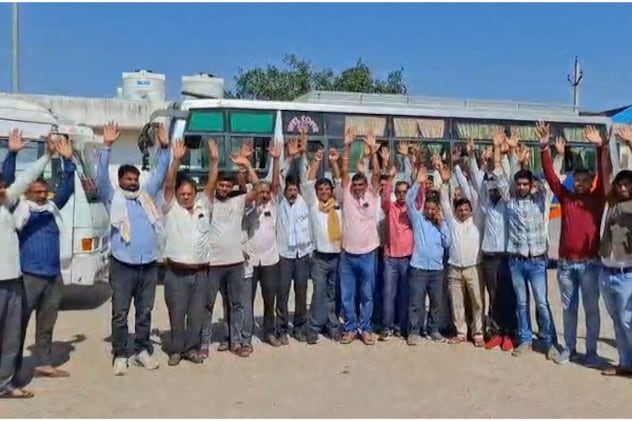 मेहंदीपुर बालाजी में बस संचालकों की हड़ताल का आज छठा दिन है.