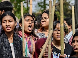छात्रा को छेड़ने वाले का फूलों और कुरान से स्वागत, लड़कियों के लिए जहन्नुम बन रहा बांग्लादेश! छात्रा को छेड़ने वाले का फूलों और कुरान से स्वागत, लड़कियों के लिए जहन्नुम बन रहा बांग्लादेश!